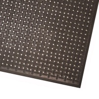 Corner product image of the Soft ‘n Safe mat features a soft, sponge rubber compound that ensures comfortable standing for users over long periods. 